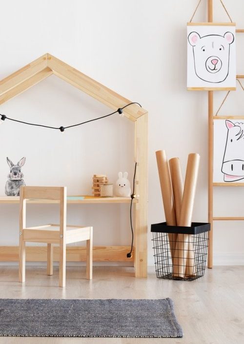 Skrivbord och stol till barnrummet