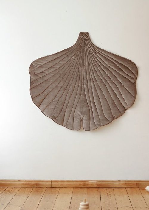Moi Mili, lekmatta i sammet ginkgo, dark beige