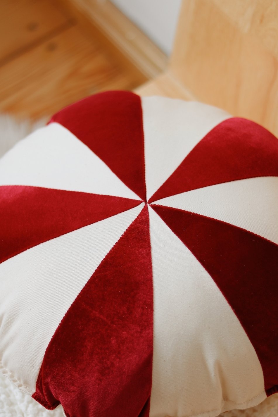 Moi Mili, rund kudde, Circus candy red - Image 5