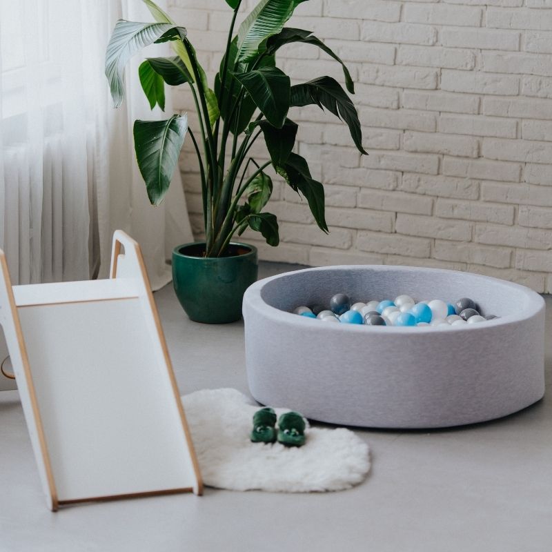 Ljusgrå bollhav BASIC, 90x30 med bollar (baby blå, grå, pearl,vit) - Image 2