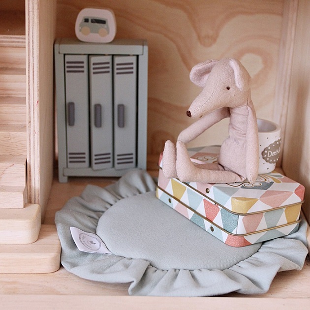 Desert green rund matta med volang till dockhuset, Cotton&Sweets - Image 3