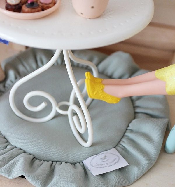 Desert green rund matta med volang till dockhuset, Cotton&Sweets