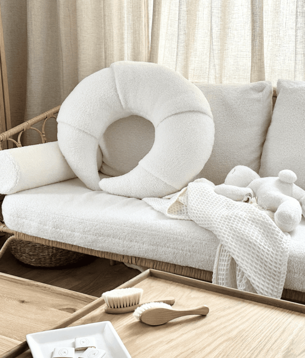 Cotton & Sweets, amningskudde boucle Croissant, vit