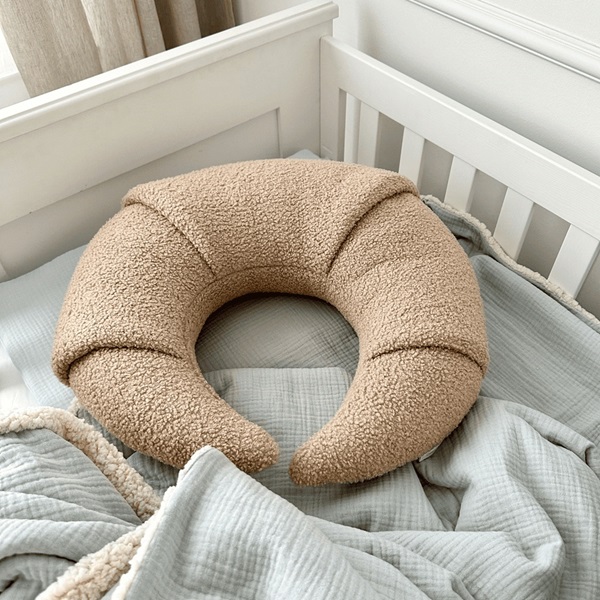 Cotton & Sweets, amningskudde boucle Croissant, chocolate