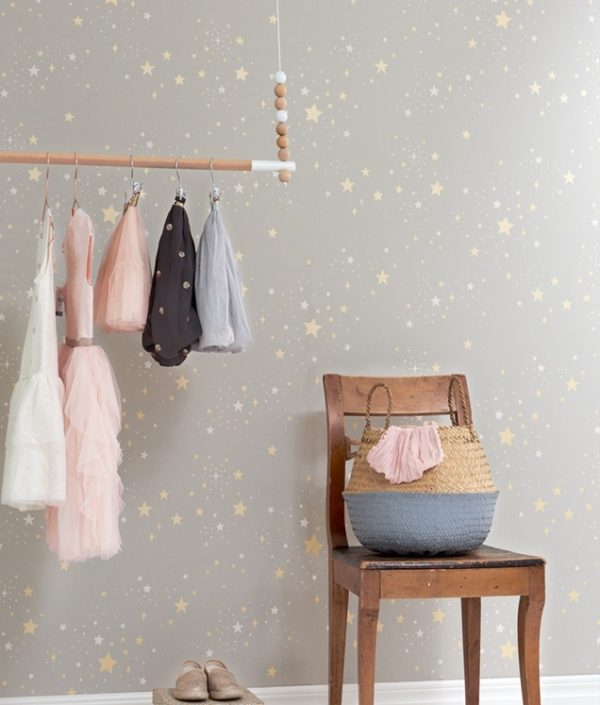 Majvillan, tapet till barnrummet Twinkle, mud grey