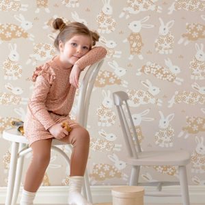 Majvillan, tapet till barnrummet Garden party, sandy grey