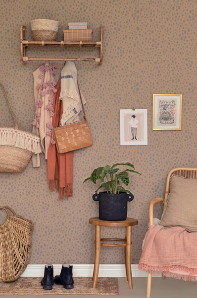 Majvillan, tapet till barnrummet Animal dots, soft brown