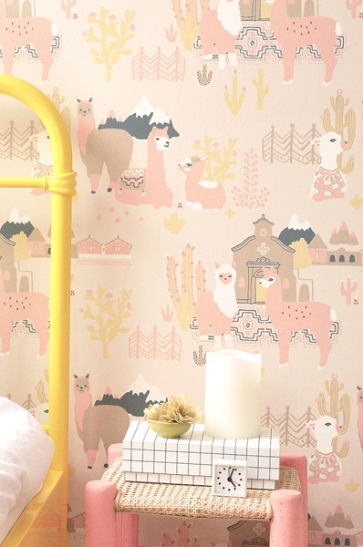 Majvillan, tapet till barnrummet Lama village, light sunny pink - Image 3