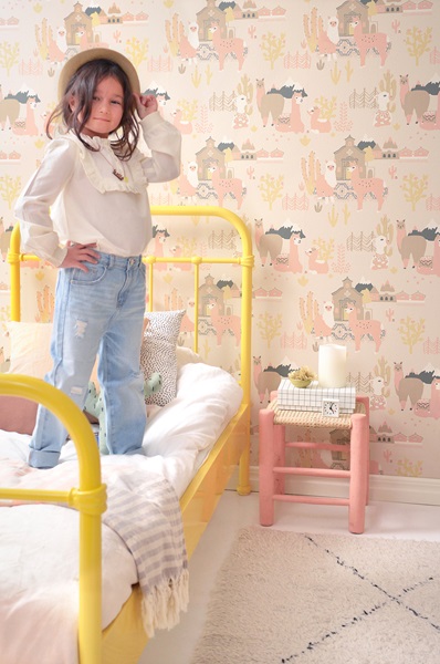 Majvillan, tapet till barnrummet Lama village, light sunny pink - Image 2