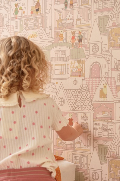 Majvillan, tapet till barnrummet Dollhouse, sunny pink