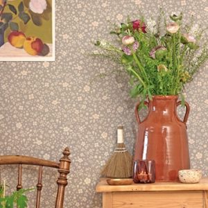 Majvillan, tapet till barnrummet Flora, dusty blue