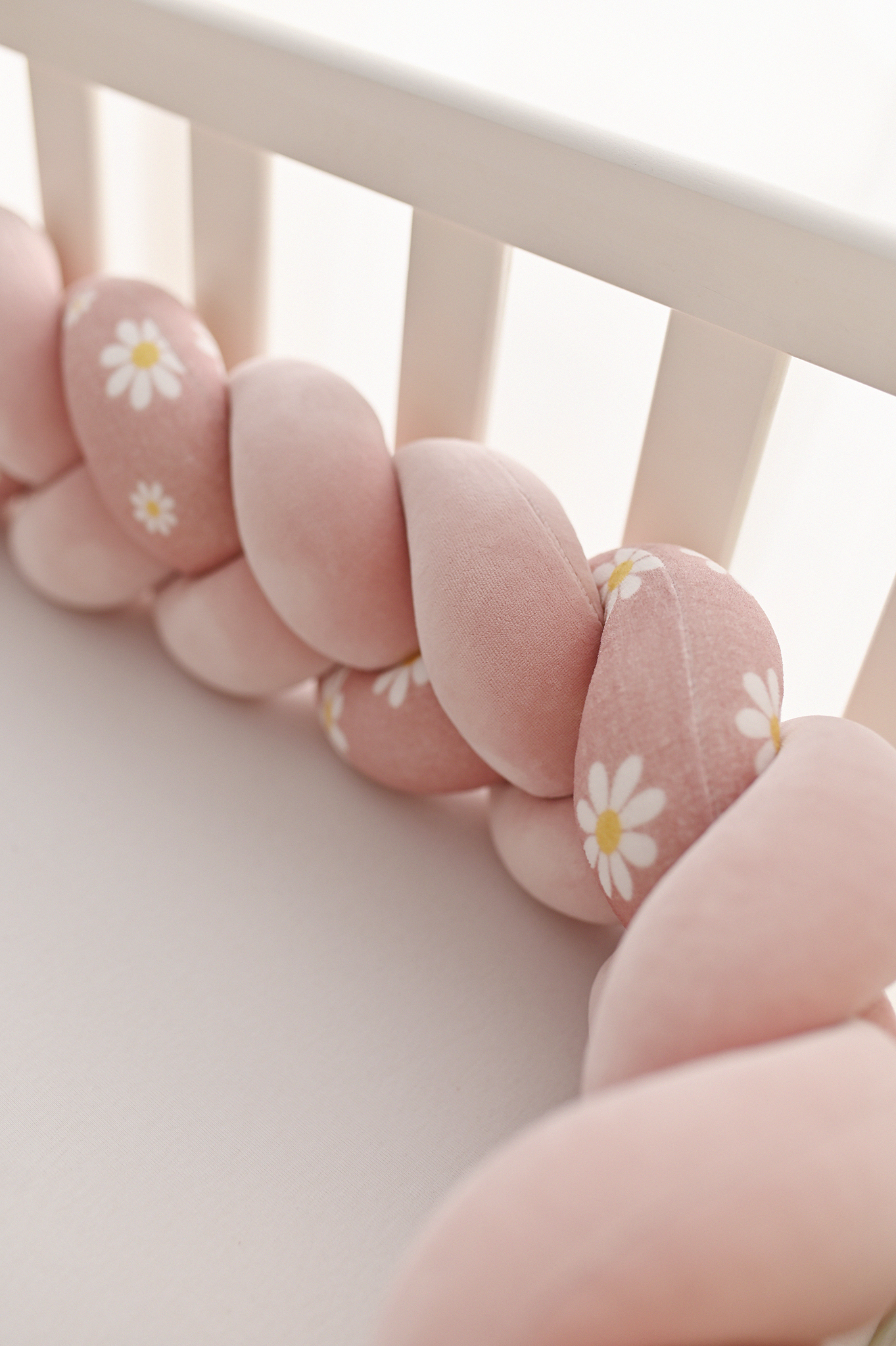 Spjälsängsskydd flätat, blommigt, rosa - Image 4