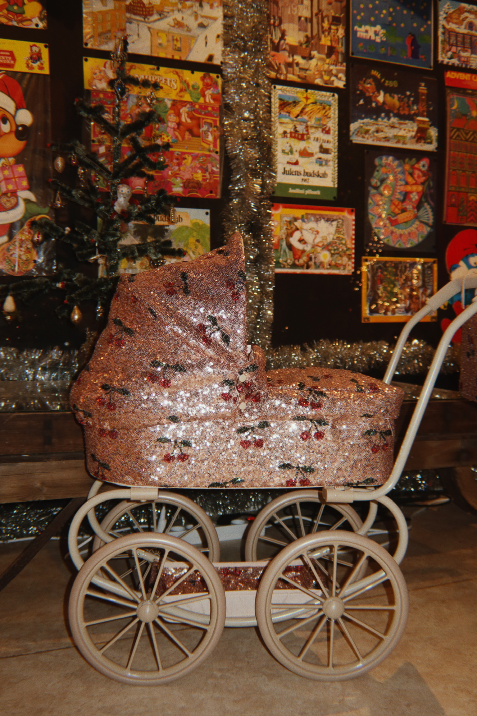 SPARKLY MINNIE DOLL PRAM CHERRY SEQUIN – Glittrande dockvagn från Konges Sløjd - Image 6