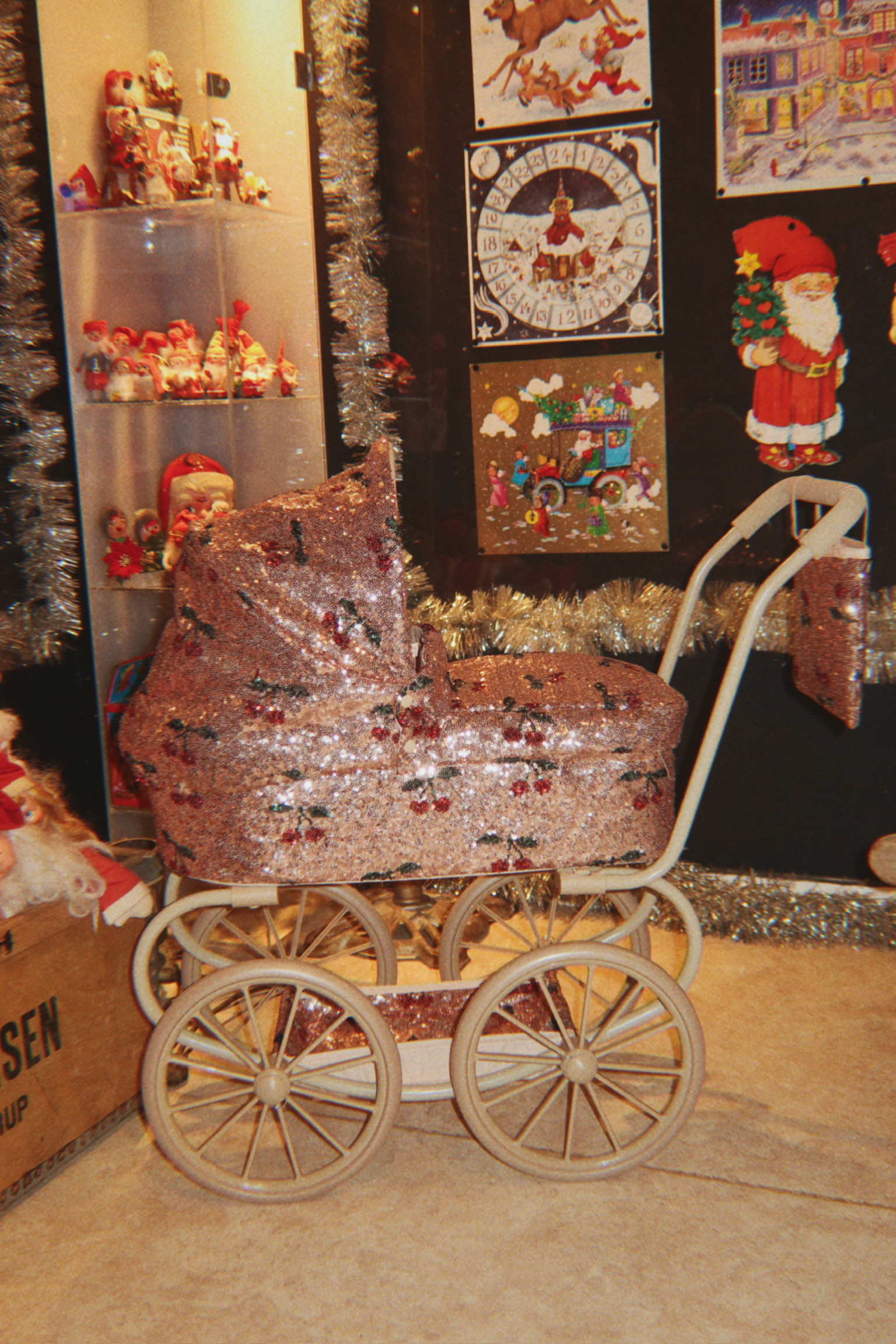 SPARKLY MINNIE DOLL PRAM CHERRY SEQUIN – Glittrande dockvagn från Konges Sløjd - Image 7