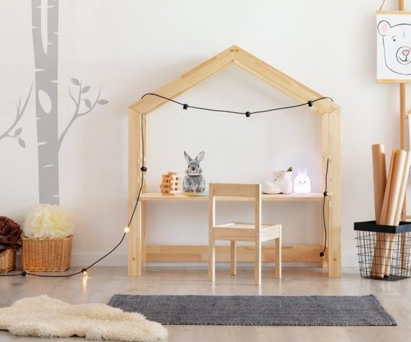 Skrivbord och stol till barnrummet