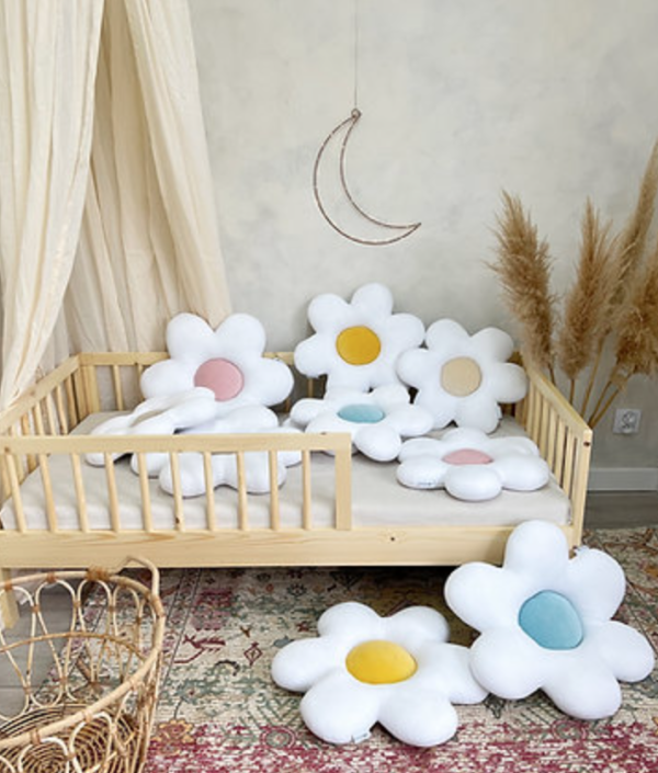 Blomkudde till barnrummet, beige