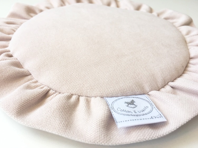 Mini puderrosa matta med volang till dockhus - Bild 2