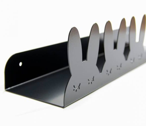 Hylla i metall till barnrummet, kaniner svart