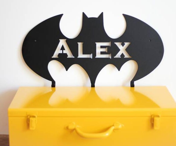 Personlig vägghängare i metall till barnrummet, batman med namn