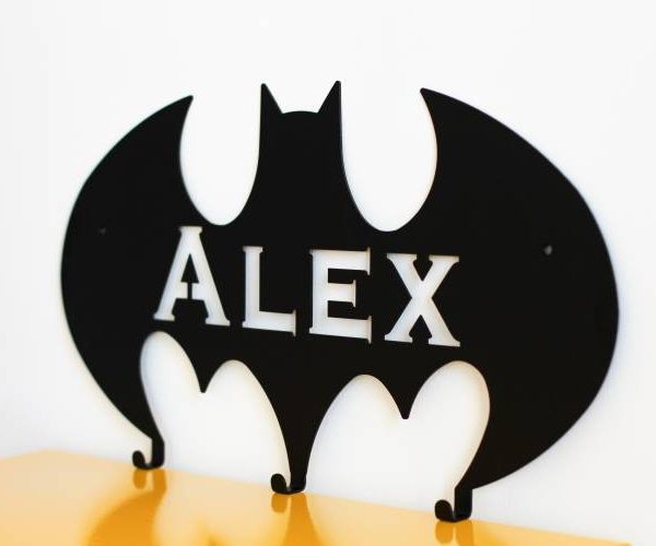 Personlig vägghängare i metall till barnrummet, batman med namn