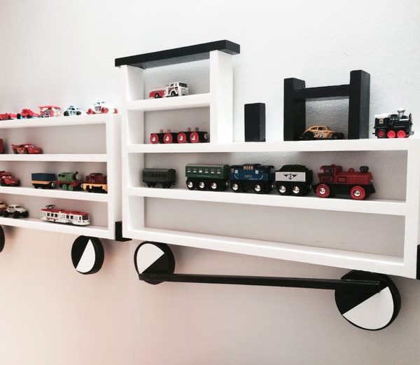 Tåghylla till barnrummet