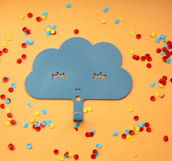 Moln vägghängare i metall till barnrummet