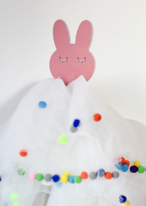 Vägghängare i metall till barnrummet, rosa kanin