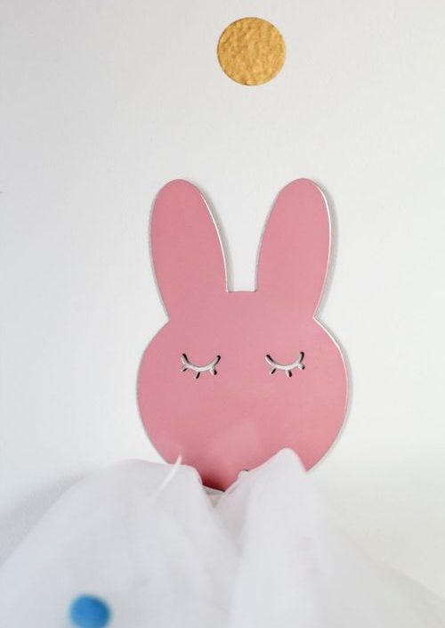 Vägghängare i metall till barnrummet, rosa kanin