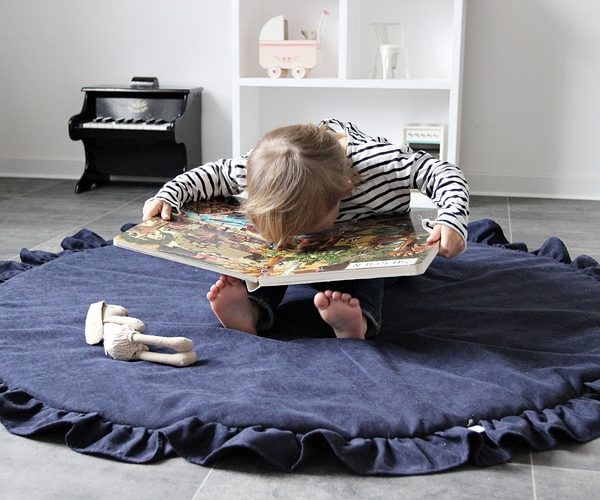 Mörkblå lekmatta Basic med volang , Cotton & Sweets