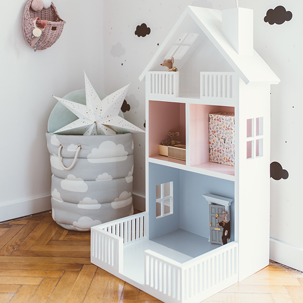 Stort dockhus handbyggt i trä