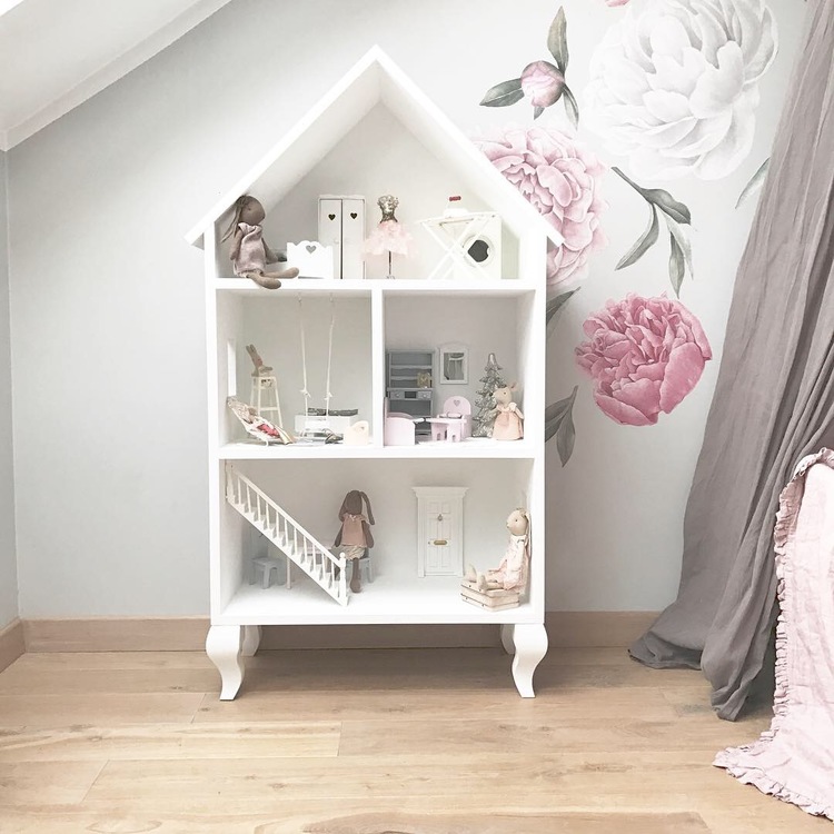 Lily, stor vit dockhus i trä