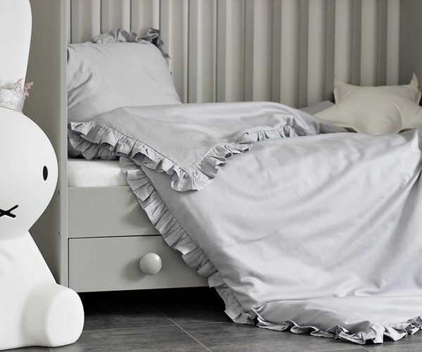 Ljusgrå bäddset junior 100x135 med volang, Cotton & Sweets