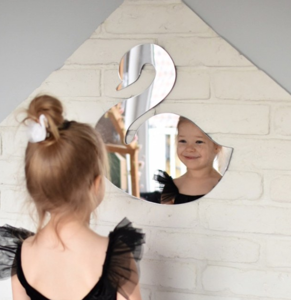 Spegel svan till barnrummet