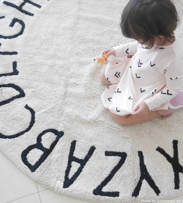 Lorena Canals rund matta till barnrummet, abc natural/black