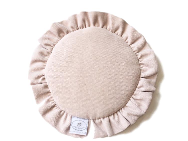 Mini puderrosa matta med volang till dockhus