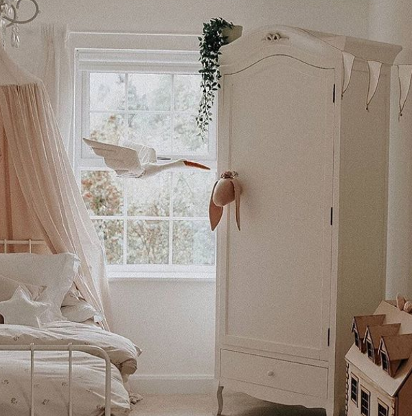 Puderrosa stork av linne, väggdekoration