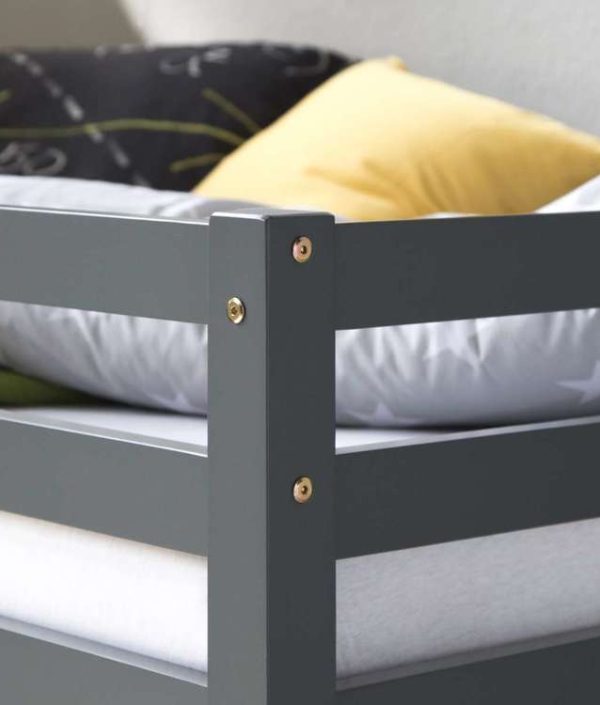 Grå loftsäng med rutschkana