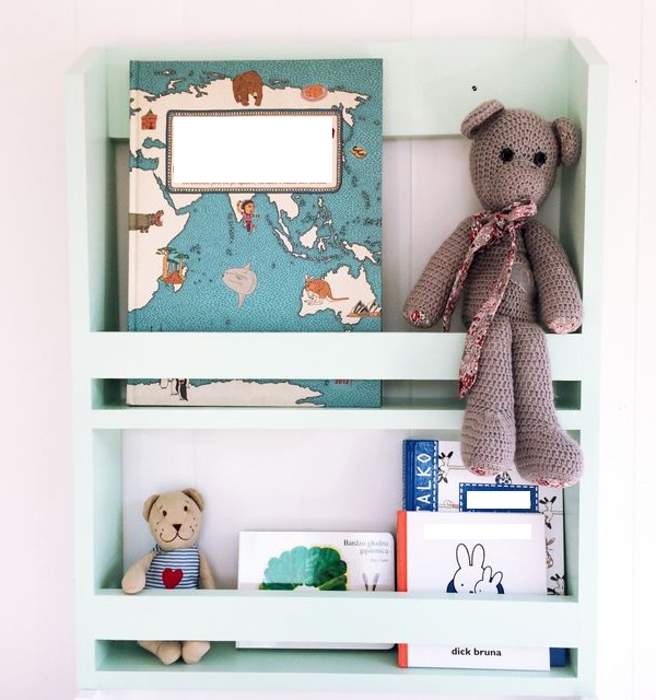 Bokhylla i trä till barnrummet