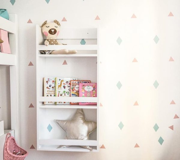 Stor bokhylla i trä till barnrummet