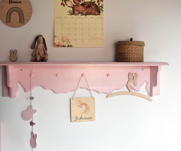 Hylla i trä till barnrummet, cottage