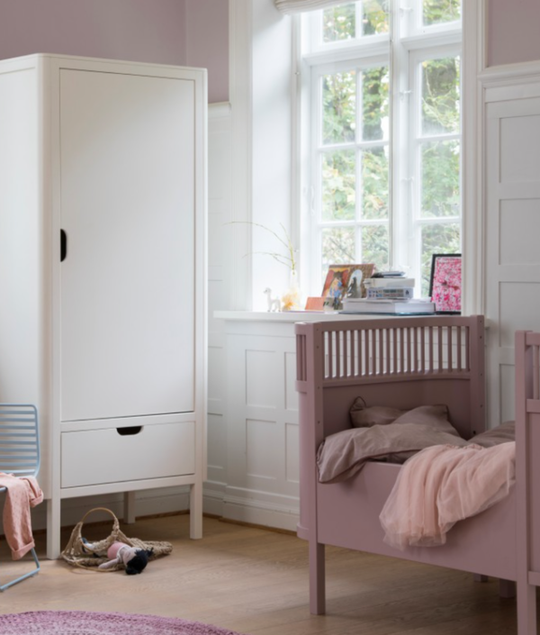 Sebra, vit enkel garderob