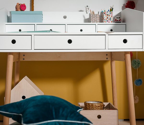 Vit skrivbord med lådor, River