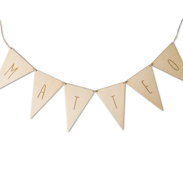 Vimpel med namn i trä