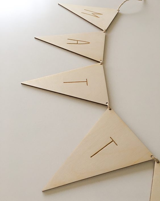 Vimpel med namn i trä