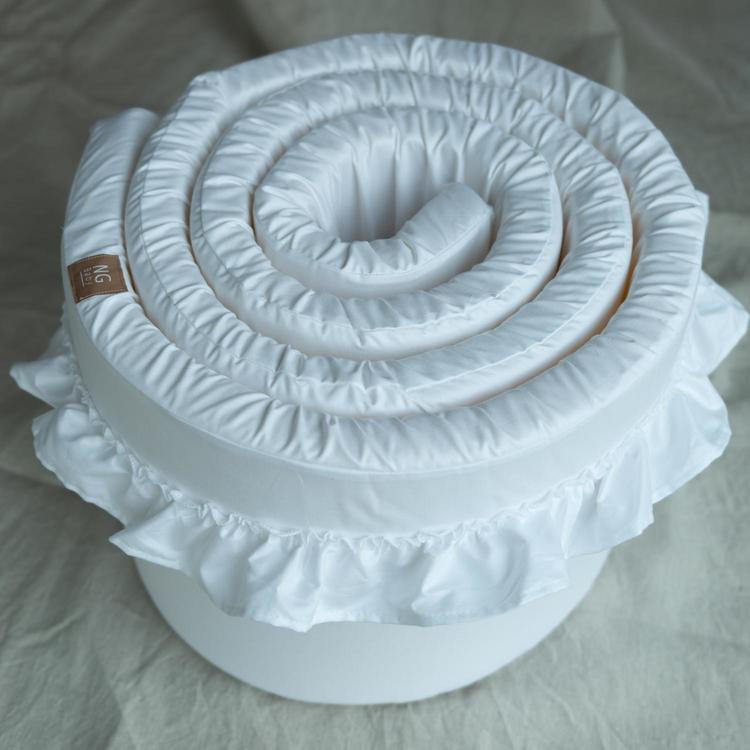 Ng Baby, Tjock vit spjälsängsskydd med volang