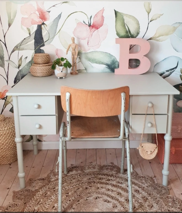 Babushka skrivbord till barnrummet