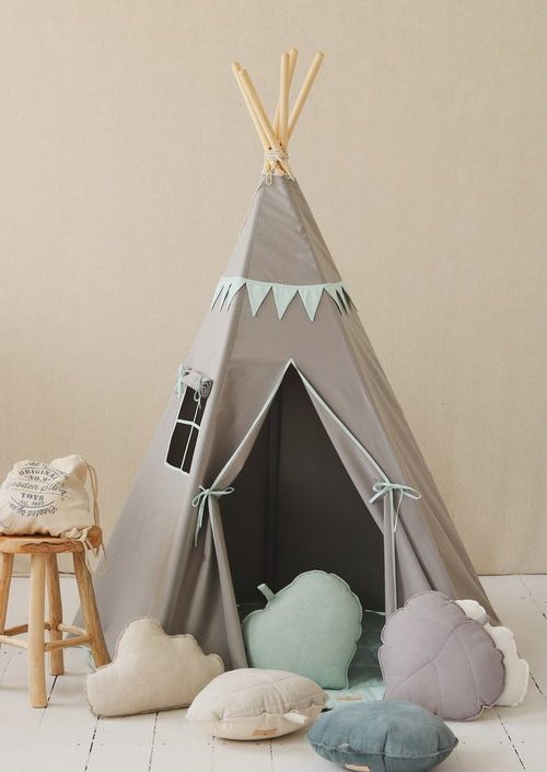 Moi Mili, grå tipitält med mint vimpel