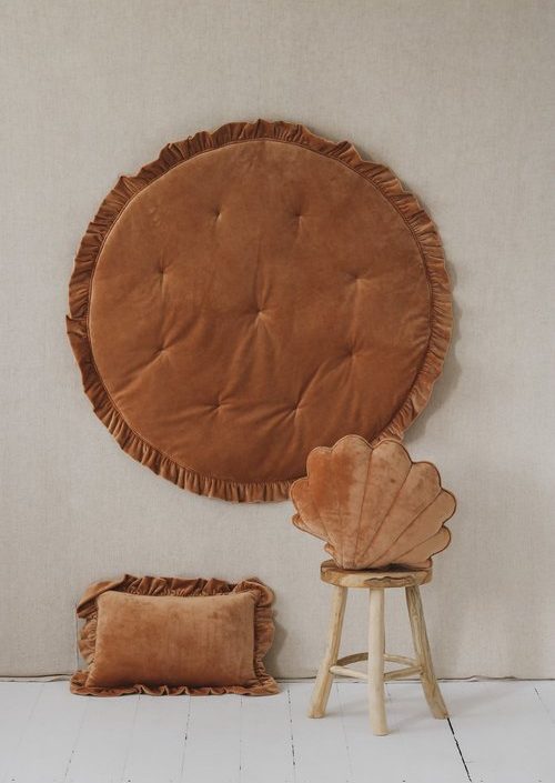 Moi Mili, rund lekmatta med volanger i sammet, caramel