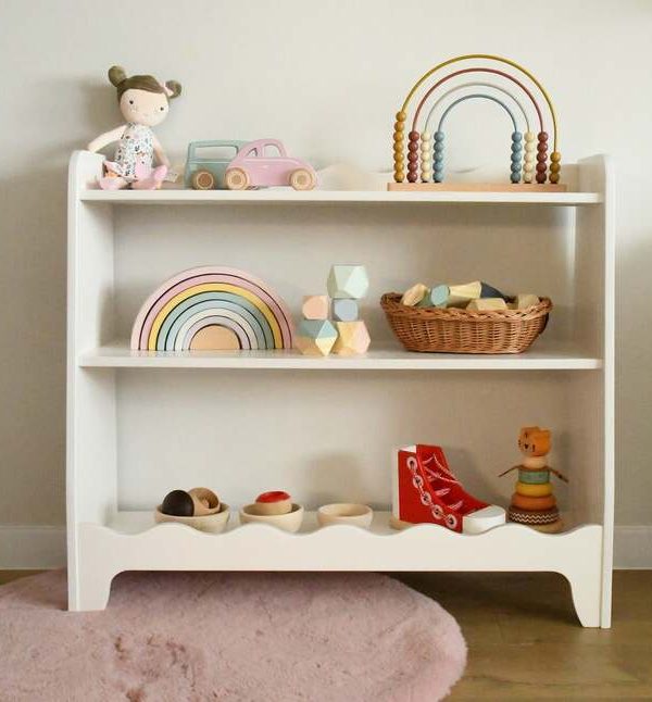 Vit bokhylla till barnrummet