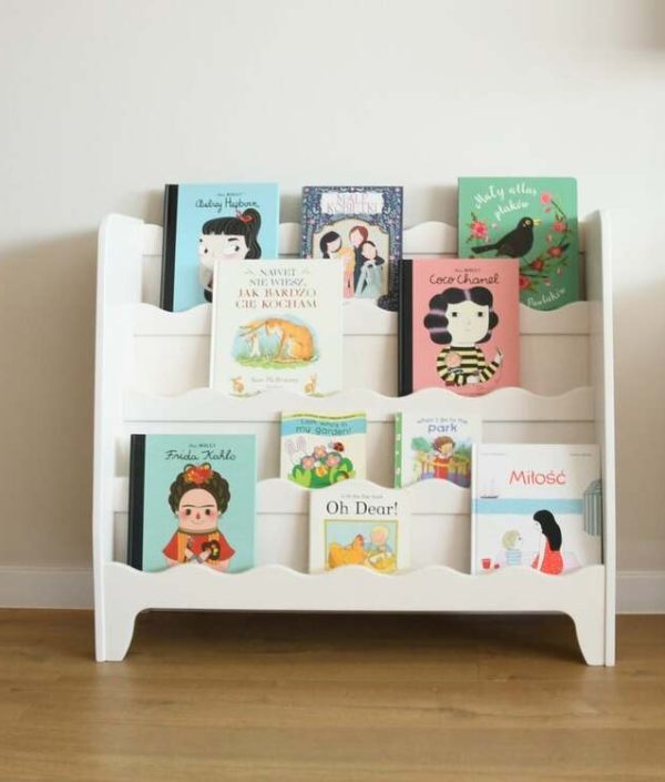 Vit golvbokhylla till barnrummet